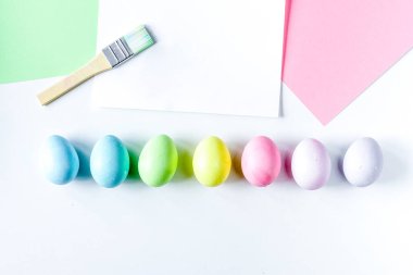 Beyaz arkaplan görünümlü Paskalya konsepti