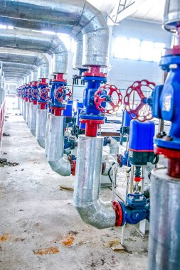Fabrika blokları üzerindeki çelik boru hatları ve vanalar
