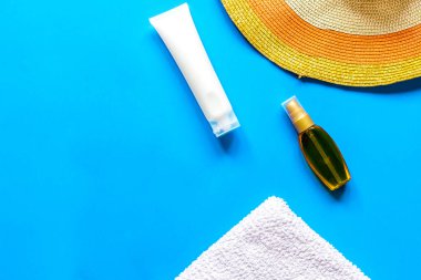 Koruma kremi ve mavi arka plan görünümlü yaz kozmetiği.