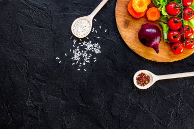 Koyu arkaplan görünümünde paella için malzemeler