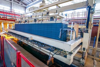 Fabrika işleme basamağında havalandırmalı beton blokların üretimi