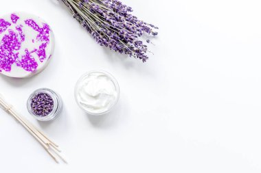 Beyaz arka plan görünümlü lavantalı doğal bitki kozmetiği.