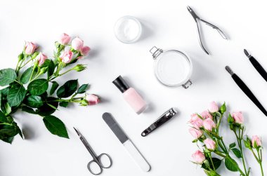 Çivi bakımı için kaplıcaya tuz ve krema.