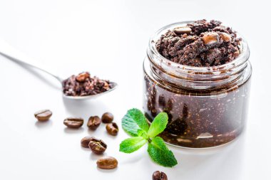 Masasında kozmetik seti olan organik spa.