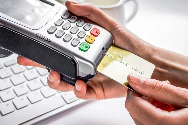 Pago con tarjeta de crédito para almuerzo de negocios en cafetería sobre fondo blanco — Foto de Stock