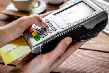 Ahşap zemin üzerinde terminal ve klavye ile kafe içinde kart ile ödeme