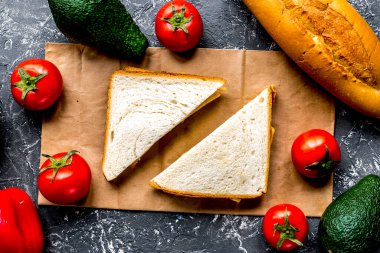 Sebzeli yiyecek seti ve arka planda ekmek.