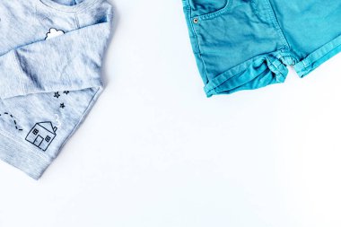 Beyaz arka plan görünümlü şık çocuk kıyafetleri.