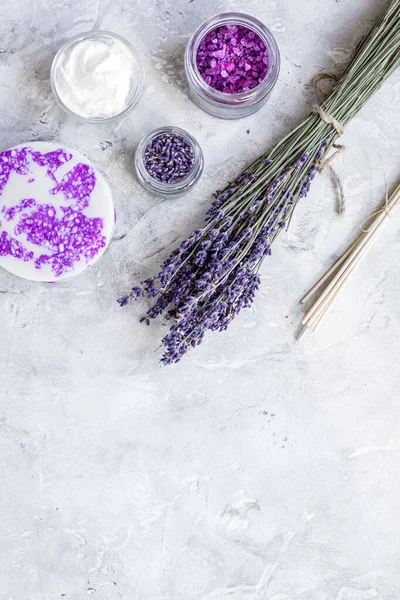 Natuurlijke kruid cosmetische met lavendel plat op stenen achtergrond bovenaanzicht mockup — Stockfoto