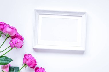 Şakayık buketi ve beyaz çerçeve üst görünümü olan mevcut tasarım