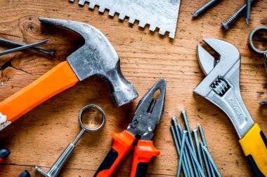 Ahşap arkaplan görünümünde dekorasyon ve inşaat için enstrümanlar ayarlandı