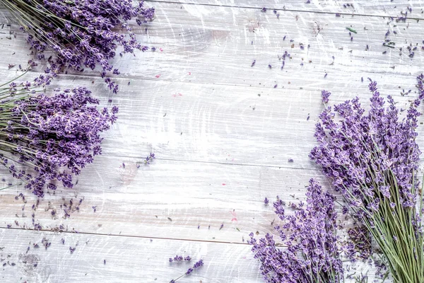 Ahşap arka plan görünümlü kuru lavanta desenli buket