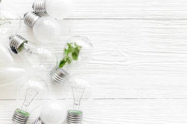 Yeşil çimenli ampul - yenilenebilir enerji ekosu kavramı