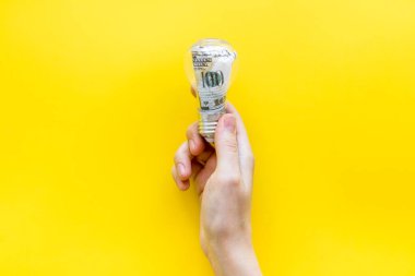 İçinde ampul ve dolar olan para yapma fikri.