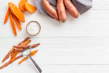 Tatlı patates dilimlenmiş. Kinchen masasında sebzeli vejetaryen yemeği.