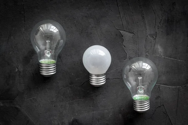 Bir sürü ampul üst görüntüde. Yenilenebilir eko enerji kavramı