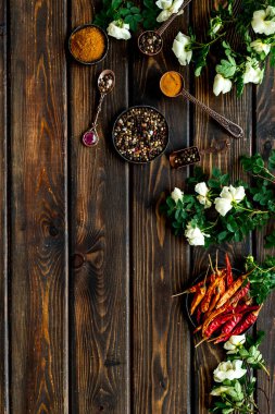 Bitkiler ve çiçeklerle hazırlanmış sıcak baharatlar, üst manzara.
