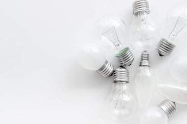 Bir sürü ampul üst görüntüde. Yenilenebilir eko enerji kavramı