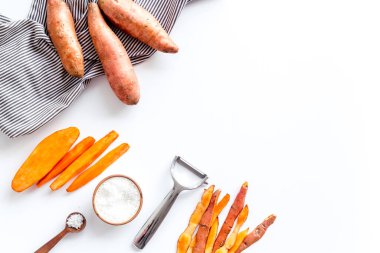 Mutfak masasında dilimlenmiş tatlı patates.