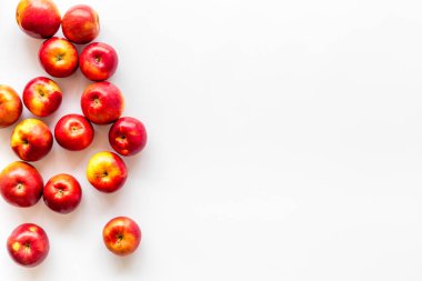Kırmızı elma kümesi - üst görünüm, metin için boşluk