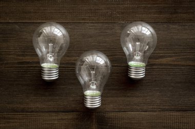 Bir sürü ampul üst görüntüde. Yenilenebilir eko enerji kavramı