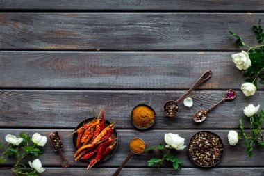 Karışık sıcak baharat ve bitkilerin yerleşimi, üst görünüm