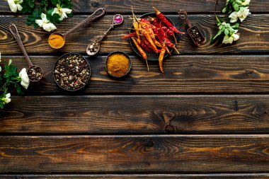 Bir kâse sıcak baharat ve şifalı bitkiler. Üst görünüm, alanı kopyala.