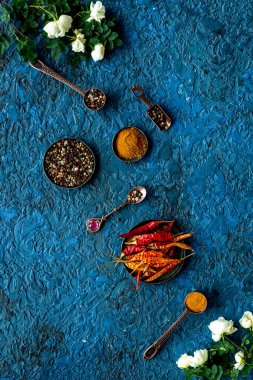 Çiçekli sıcak Hint baharatları seti, üst manzara.