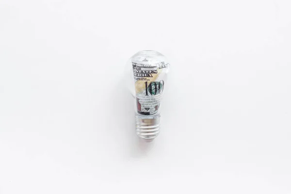 Dinheiro em lâmpada - conceito de energia ecológica renovável — Fotografia de Stock