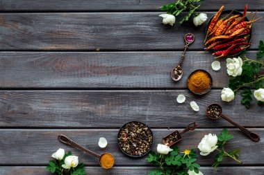 Karışık sıcak baharat ve bitkilerin yerleşimi, üst görünüm