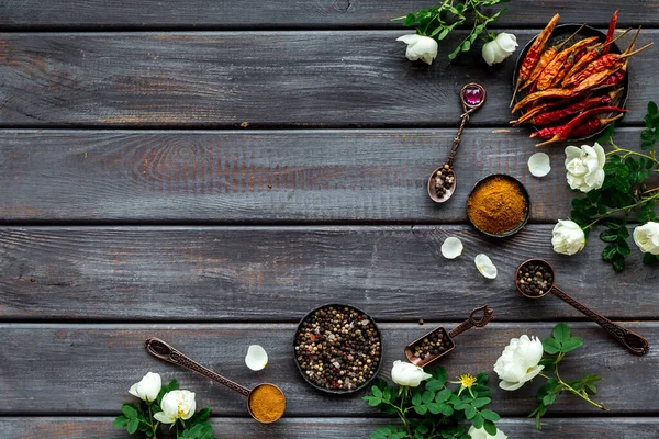 Karışık sıcak baharat ve bitkilerin yerleşimi, üst görünüm