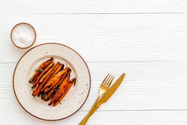 Kavrulmuş tatlı patates, manzaralı.