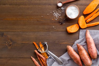 Kesme tahtasında dilimlenmiş tatlı patates, üst manzara.