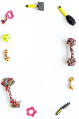 Beyaz arka planda kedi ve köpekler için evcil hayvan oyuncakları, üst manzara