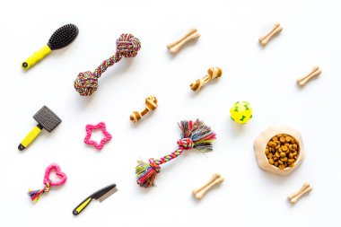 Beyaz arka planda kedi ve köpekler için evcil hayvan oyuncakları, üst manzara