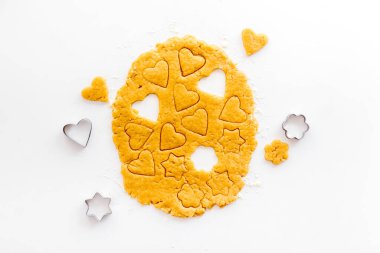 Merdaneli hamur rulosu. Kalp şeklinde kurabiye kesiliyor. Üst görünüm