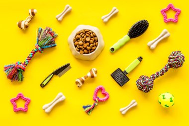 Köpekler ve kediler için oyuncaklar, kuru yiyecek ve aksesuarlar, üst manzara