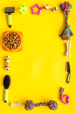 Köpekler ve kediler için evcil hayvan oyuncakları ve aksesuarları çerçevesi.