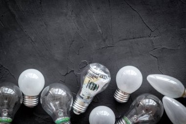 Para ve enerji tasarrufu kavramı - Ampulde dolar