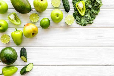 Sağlıklı vejetaryen yiyeceklerin düzlüğü - yeşil sebzelerin üst görünüşü