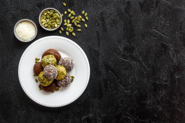 Çiğ hindistan cevizi ve çikolata enerji topları, üst görünüm.