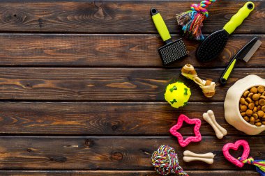 Kuru yiyecek ve aksesuarlı köpekler için oyuncaklar.