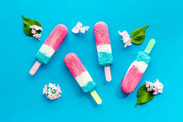 Çubuklarda dondurma deseni. Renkli buzlu şeker, üst görünüm — Stok fotoğraf