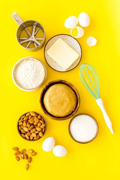 Hornear los ingredientes de cocina - harina y mantequilla con huevos para la masa — Foto de Stock