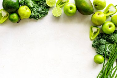 Yeşil sebzeler ve meyve arka planı. Vejetaryen yemeği, en iyi manzara.