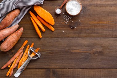 Tatlı patates dilimlenmiş. Kinchen masasında sebzeli vejetaryen yemeği.