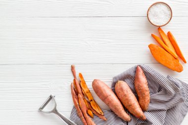 Tatlı patates dilimlenmiş. Kinchen masasında sebzeli vejetaryen yemeği.