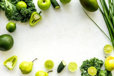 Vejetaryen gıda çerçevesi - yeşil sebzeler: salatalık, brokoli, avokado