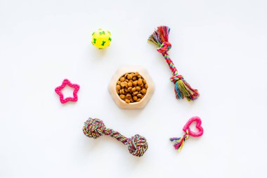 Evcil köpek oyuncakları izole edilmiş. Lastik top, kuru yiyecek ve tekstil aksesuarları, üst manzara.