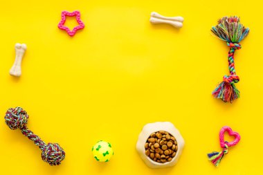 Kuru yiyecek ve aksesuarlı köpekler için oyuncaklar.